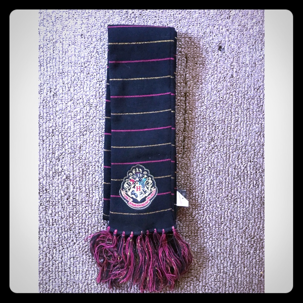 Harry Potter Hogwarts crest scarf! ⚡️
